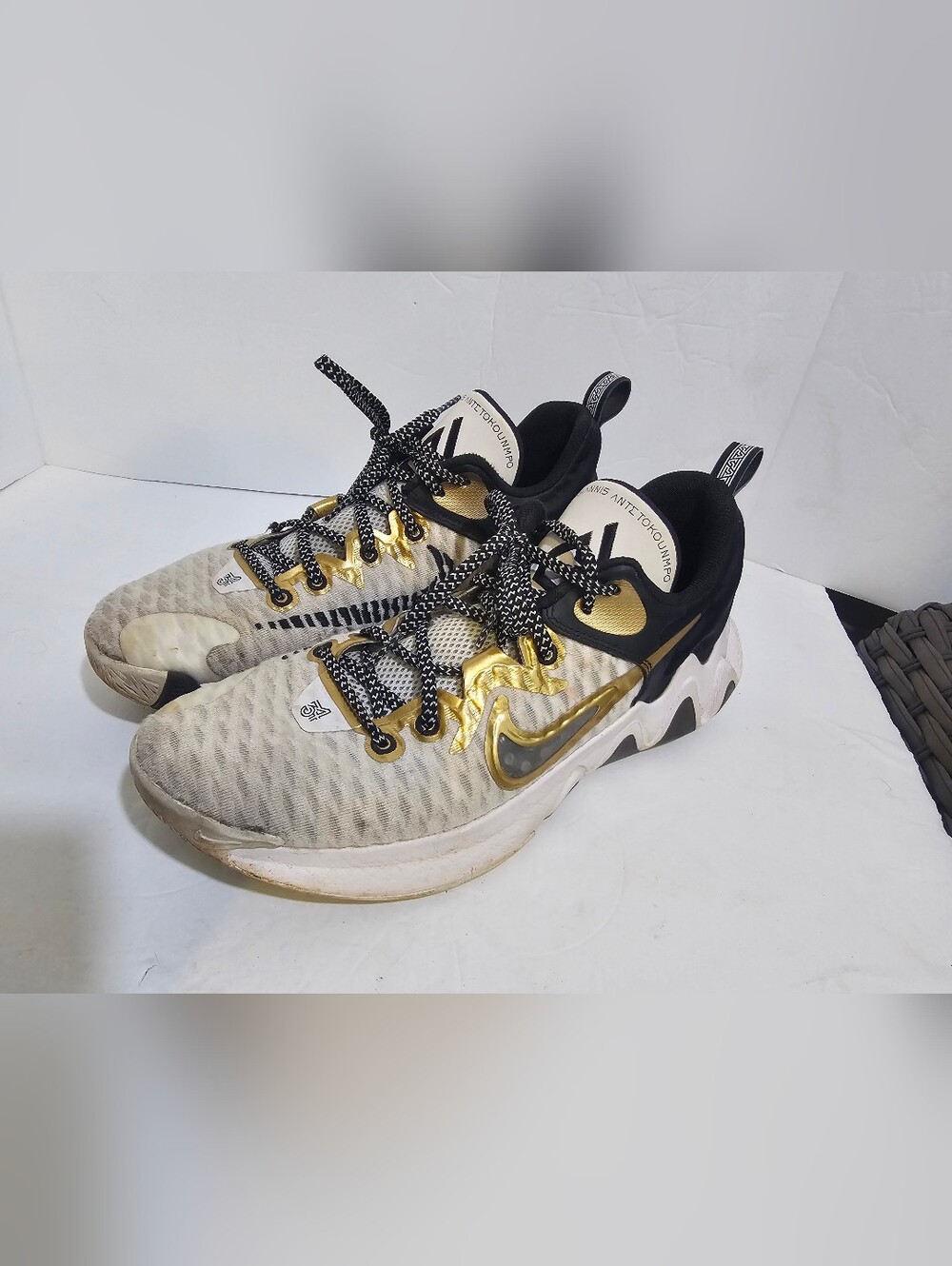 Nike Giannis Immortality Size 10.5 Men's Basketball Sneakers White Gold Black